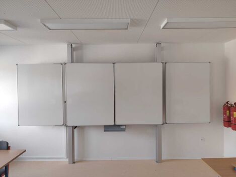 SCHOLATAB - pylonový posuv se 4 křídly pro displej 86"